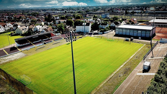 穿着利物浦球衣的三名警察，抓了 穿纽卡球衣的毒贩.